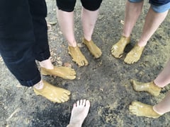 Matsch-Füsse im Barfusspark Hallwangen.