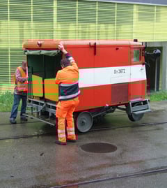Die Draisine kann von zwei Männern direkt auf dem Gleis gewendet werden.