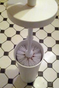 Klobürste im Metallbehälter