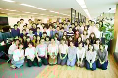 端羽社長の巻き込み力で、フルタイムの社員は86人にまで急成長している。