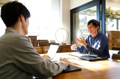 スポットコンサルサービスでは、電話や対面会議という手段で、1時間単位で、知見、知識を持つ人からアドバイスを受けられる。