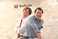 小学校の入学式からの親友の増村一郎氏（現社長）と2002年に創業したビースタイル。