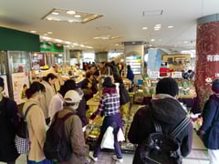 飯村社長が創業当時から展開する有楽町交通会館のマルシェ。農家や自治体が出店者になり消費者に直接プロモーション販売できる仕組みで、1日20万円以上も売り上げる農家もいるとのこと。