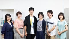 キズキ共育塾では、かつで不登校、引きこもりだった経験を持つ講師が、寄り添って指導にあたる。