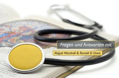 Symbolbild: Stethoskop auf Zeitung