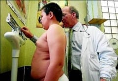 Un médico controla el peso de un niño en una revisión endocrinológica. Foto:AFP PHOTO