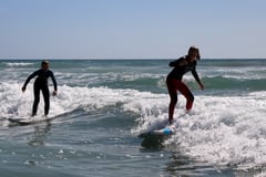 Elia und Adina mit Wetsuits auf Ihren Boards