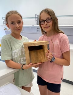 Hanna und Johanna mit ihrer Halbhöhle aus Lärchenholz, Foto: Gero Weidlich