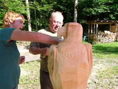 Steinadler aus Baumstamm