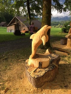 Delfin aus einem Baumstam