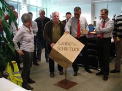 Geschnitzter Holzwürfel mit Leitsätzen