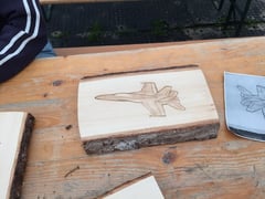 Holzrelief von geschnitztem F/A-18-Jet