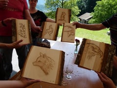 Einige geschnitzte Reliefs der Teilnehmer/innen