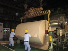 中越パルプ工業での竹紙製造風景