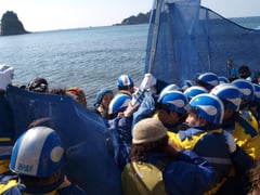 同日、中国電力側作業員と反対住民らがもみ合いに　（撮影：東条雅之）