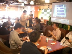 去年秋葉原でやったポケオフの様子。右側にスクリーンがありますね。これでポケモン対戦会決勝戦を観戦するというわけです。