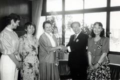 大阪・和泉市市長を表敬訪問。右から野村、和泉市市長、ディタ、アンジェラ、スロヴァキア出身で和泉市在住だったエヴァ