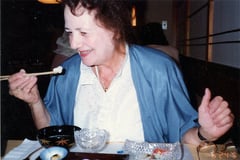 上手に箸を使って食事をするディタ