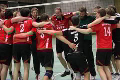 Alle zusammen nach Abpfiff - Foto: Niclas Thuernagel