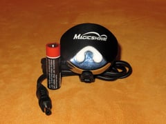 Lampenkopf - Sicht auf die Bedienknöpfe mit AA-Batterie zum Größenvergleich; Foto: Fuchs