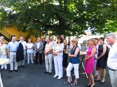 Die Gästeschar lauscht unter Linden und genießt den Abend!