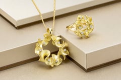 左．K18ﾀﾞｲﾔﾈｯｸﾚｽ（0.180ct）　　右．K18ﾀﾞｲﾔﾘﾝｸﾞ（0.120ct）