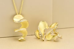 左．K18ﾀﾞｲﾔﾈｯｸﾚｽ（0.290ct）　　右．K18ﾀﾞｲﾔﾋﾟｱｽ（0.220ct）