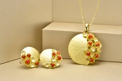 左．K18ﾋﾟｱｽ　　右．K18ﾈｯｸﾚｽ（SOLD OUT）