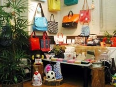 キャラクターバッグを中心とした縫製製品です。文具セットなどもあります。