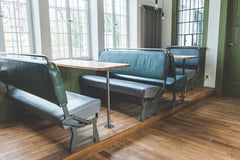 Die bequemen original Schienenbus-Sitzbänke und -Tische.