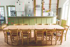 Der Schalterraum bietet genug Platz für ein gemütliches gemeinsames Essen.