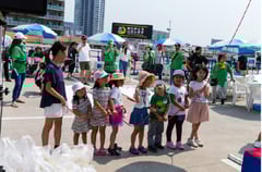 子どもたちのくす玉割でオープニング