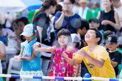 雪のシャワーに笑顔