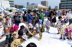 雪の広場は子供たちでいっぱい
