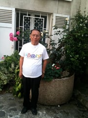 SE Trinh Ngoc Thai avec la première T-chemise d'adaly (francophonie oblige)