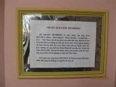 Inscription en vietnamien sur la tombe de Suzanne Humbert