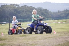 Über Stock und Stein geht es mit den Quads auf einem abgesperrten Parcour