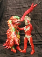 出たな ! ホルモラー !! ガンバレ ! ウルトラマンタロウ !! 強烈なタローチョップ炸裂 !!! （ソフビの遊び方。参考例。）