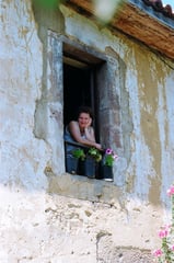 Mina asomada a la ventana