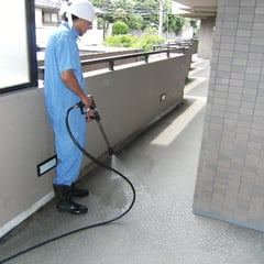 高圧洗浄機使用による床清掃