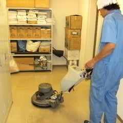 ポリシャー作業による床清掃