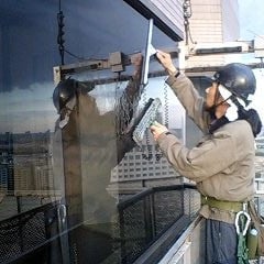 ゴンドラ作業によるガラス清掃
