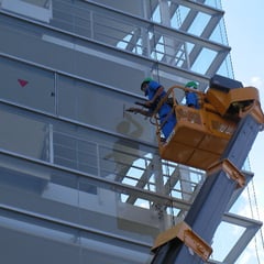 高所作業車による窓ガラス清掃