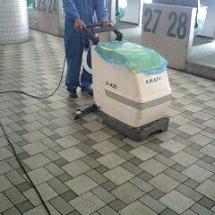 自動洗浄機使用による床清掃