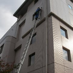 スライダー作業による窓ガラス清掃