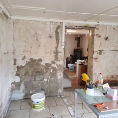 so sah die Wand unter verschiedenen Schichten Tapeten aus