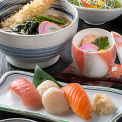 寿司三貫と海老天うどん　1319円（税込1450円）