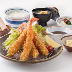 エビフライ定食　1437円（税込1580円）