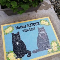 ART FUNERAIRE ........Pour son frère Hocine .....ces deux chats représentés assis comme des gardiens du temple 