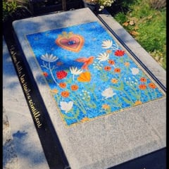 Parce que Rien n’est trop précieux pour célébrer la mémoire d’Aurélie. Ainsi, elle demeure vivante au-delà des étoiles. Bon voyage Aurélie  Une pensée particulière a son mari et ses enfants 